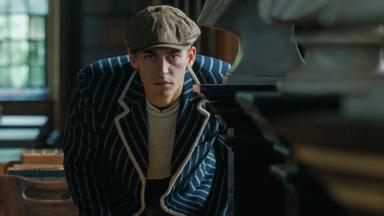 El joven Sherlock 1x1
